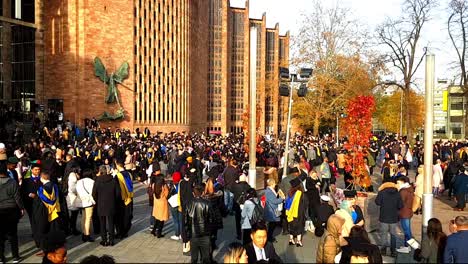 Día-De-Graduación-De-Estudiantes-De-La-Universidad-De-Coventry-Para-La-Licenciatura-En-Artes-Fuera-De-La-Catedral