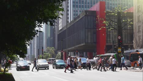 São-Paulo,-Brazil---Pedestrians-crossing-Brazil's-largest-avenue,-Paulista-Avenue,-near-MASP,-Sao-Paulo-Art-Museum