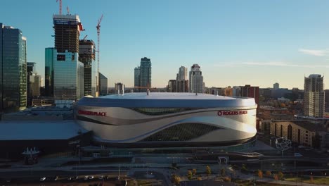 Drohne-Fliegt-Bei-Sonnenuntergang-Im-Herbst-über-Den-Veranstaltungsort-Rogers-Place-In-Edmonton