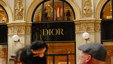 Elegantes-Schaufenster-Der-Luxusmodemarke-Dior-In-Der-Mailänder-Galleria-Vittorio-Emanuele-II