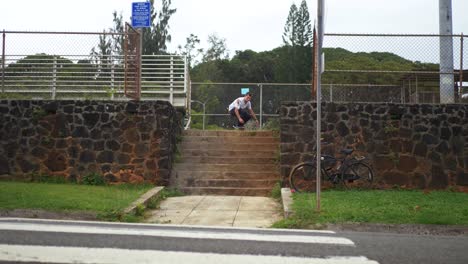 Skateboarder-Landet-Einen-Kickflip-Auf-Einer-9-Stufen-Stufe-In-Hawaii