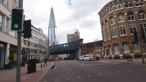 Un-Paseo-Entre-Semana-A-Través-De-Una-Southwark-Rd-Casi-Vacía-En-Southwark-Londres-Durante-Los-Cierres-De-Covid