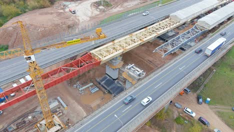 Grúa-Kauno-Kranai-Construyendo-Un-Puente-Sobre-El-Río-Neris,-Vista-Aérea-De-La-órbita