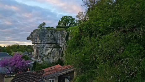 Acantilado-Rocoso-De-Poitiers-Y-Casas-En-Francia