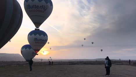 Grupo-De-Globos-Aerostáticos-Preparándose-Para-Volar,-Vista-Panorámica-Hacia-La-Derecha