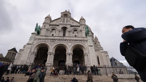 Toma-En-Movimiento-En-ángulo-Bajo-Frente-A-La-Fachada-De-La-Basílica-Del-Sacre-Coeur-En-Un-Día-Nublado-De-Invierno.