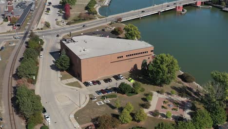 Vista-Aérea-Por-Drones-Del-Centro-De-Green-Bay-Wisconsin,-El-Museo-Público-Neville-Del-Condado-De-Brown