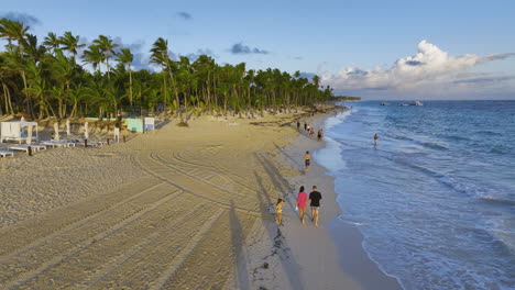 Touristen-Schlendern-über-Den-Sandstrand-Von-Punta-Cana-In-Der-Dominikanischen-Republik