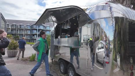 Camión-De-Café-En-El-Aparcamiento-Del-Inchidoney-Lodge-And-Spa,-Con-Gente-Haciendo-Cola-Para-Tomar-Un-Café-Por-La-Mañana