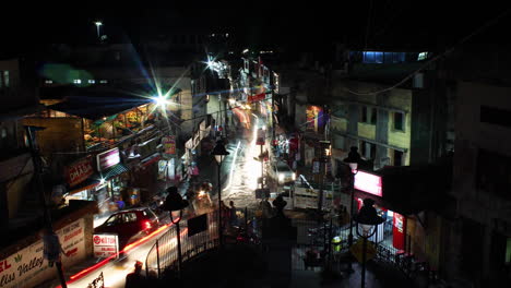 Timelapse-De-Vehículos-En-Una-Concurrida-Carretera-De-Mercado