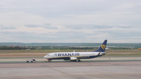 Ein-Flugzeug-Der-Irischen-Billigfluggesellschaft-Ryanair-Ist-Auf-Der-Startbahn-Des-Flughafens-Adolfo-Suárez-Madrid-Barajas-Zu-Sehen,-Während-Es-Sich-Auf-Den-Abflug-Zu-Seinem-Ziel-In-Madrid,-Spanien,-Vorbereitet.