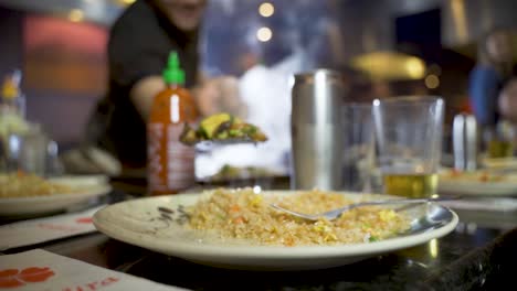 Arroz-Frito-Teppanyaki-Tradicional-Con-Verduras-Servidas-Por-El-Chef,-Primer-Plano