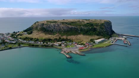 Hermosa-Toma-Aérea-De-Nut-Bluff-Y-La-Ciudad-Y-El-Puerto-De-Stanley-En-Tasmania,-Australia