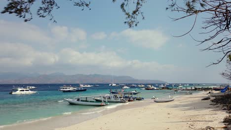 Boote-Vor-Anker-Am-Malerischen-Strand-Mit-Klarem,-Türkisfarbenem-Wasser-Des-Beliebten-Touristenziels-Insel