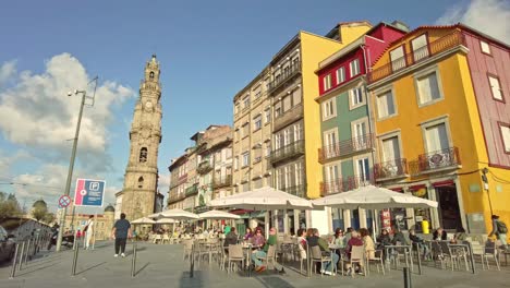 Día-Soleado-En-Oporto-Con-La-Icónica-Torre-Dos-Clérigos-A-La-Vista,-Animada-Vida-Callejera