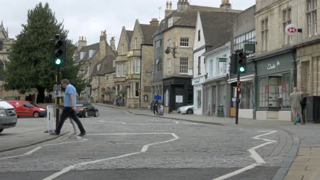 Gente-Caminando-En-El-Paso-De-Peatones-En-Stamford-Lincolnshire-El-Súper-Sábado