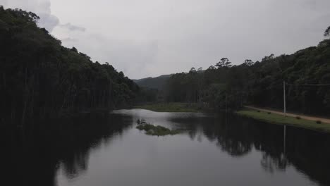 Brasil-Selva-Tropical-Río-Drone-Aéreo-Hacia-Adelante-Empujar-Hacia-Adentro