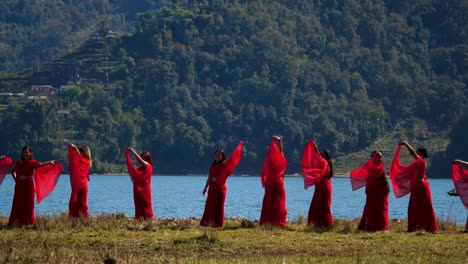 Las-Niñas-Haciendo-Una-Breve-Coreografía-En-El-Lago-Phewa-En-Pokhara,-Nepal