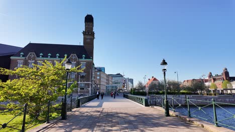 Wunderschöne-Uferpromenade-Mit-Kanälen-Im-Hafengebiet-Von-Malmö-An-Einem-Wolkenlosen-Tag