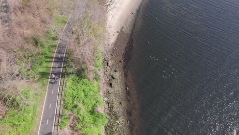 Luftaufnahme-Von-Zwei-Rollschuhfahrern-Auf-Der-Riverside-Road-In-Providence,-Rhode-Island