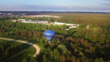 Vista-Real-Del-Globo-Aerostático-Volando-Sobre-Un-Pequeño-Bosque-Y-Cerca-Del-Río.