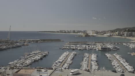 No-Hay-Días-Hábiles-En-El-Puerto-Del-Muelle-De-La-Costa-Brava-España