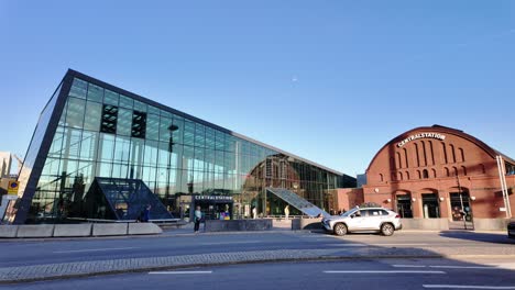 Entrada-A-La-Moderna-Estación-De-Tren,-Un-Edificio-Hecho-De-Vidrio-En-Malmö,-Suecia