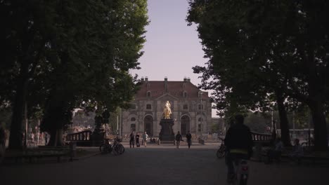 Blick-Auf-Die-Statue-Des-Goldenen-Reiters-An-Einem-Sonnigen-Tag-In-Der-Innenstadt-Von-Dresden,-Deutschland