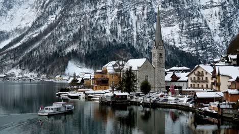 Boat-is-docking-on-pier-for-travel-tourist-at-a-lake-in-Hallstatt-Austria