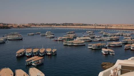 Barco-Amarrado-En-La-Bahía-De-La-Presa-De-Asuán-Y-El-Lago-Nasser,-Egipto-Llevando-Turistas-Para-Visitar-El-Destino-Turístico-De-La-Isla-Del-Complejo-Del-Templo-De-Philae