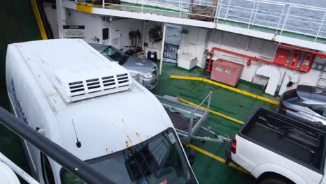 Transporte,-Automóviles-Y-Furgonetas-A-Bordo-Del-Ferry-Caledonian-Macbrayne-Que-Viaja-Desde-Barra-Hasta-South-Uist-En-Las-Hébridas-Exteriores-De-Escocia,-Reino-Unido