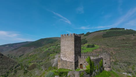 Mittelalterliche-Burg-Doiras-Mit-Grünen-Bergketten-Im-Hintergrund-In-Lugo,-Cervantes,-Spanien
