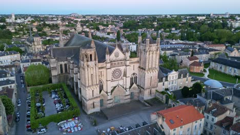 Catedral-De-San-Pedro-O-Pierre-En-La-Ciudad-De-Poitiers,-Francia