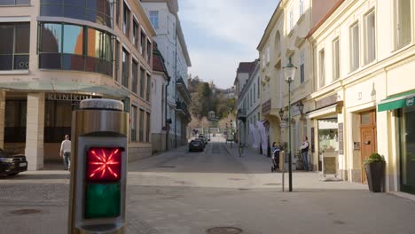 Calle-Vacía-En-Baden-Cerca-De-Viena-Durante-El-Cierre---Pequeño-Semáforo-En-Rojo