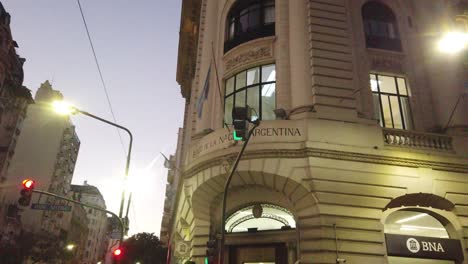 Nationalbank-Von-Argentinien-Gebäude-Nahaufnahme-Un-Buenos-Aires-Stadtstraßen,-Nacht