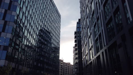 Firmengebäude-Immobilien,-Bürogebäude-Mit-Glasreflexionen