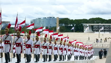 Brasilianische-Soldaten-Marschieren-Zum-Gebäude-Des-Nationalkongresses-In-Brasilia