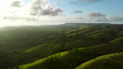 Faszinierende-Goldene-Stunde-Leinwand,-Grüne-Landschaft,-Lebendige-Himmel,-Luft