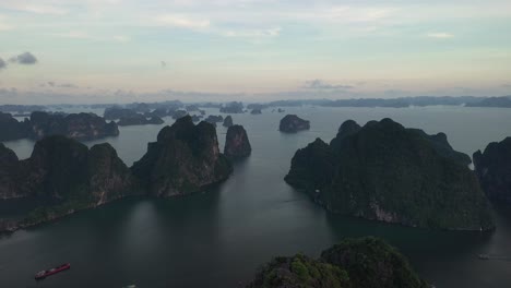 Vista-Aérea-De-La-Bahía-De-Ha-Long,-Vietnam