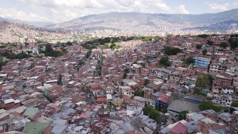 Luftaufnahme-Der-Comuna-13-In-Medellín,-Die-Das-Dichte-Stadtgefüge-Und-Die-Lebendige-Gemeinschaft-Zeigt