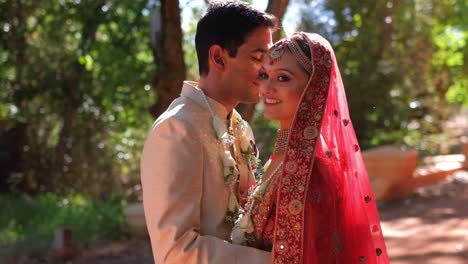 Precioso-Retrato-De-Una-Pareja-Hindú-Vestida-Con-Un-Traje-Tradicional-Durante-El-Día-De-Su-Boda.