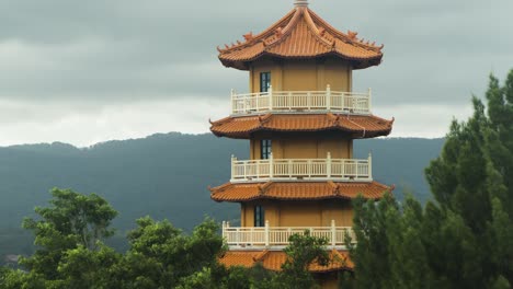 Buddhistischer-Tempelturm-Mit-Bergen-Im-Hintergrund-An-Bewölkten-Tagen