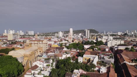 Luftaufnahme-Der-Skyline-Der-Stadt-Cartagena-In-Kolumbien-An-Einem-Bewölkten-Tag