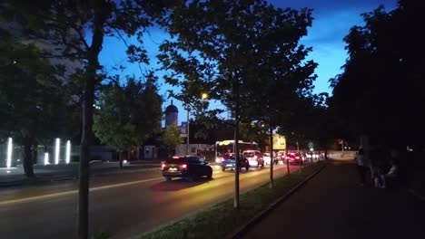 Caminando-Por-Las-Calles-De-Bucarest-Por-La-Noche-Cerca-De-La-Carretera-Con-Autos-Con-Una-Tormenta-Acercándose