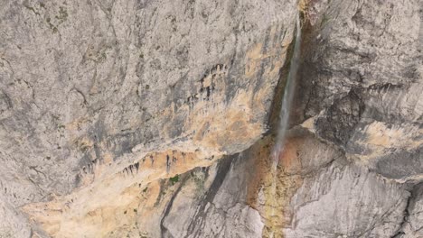 Filmische-Luftaufnahme-Des-Murfreit-Wasserfalls-In-Der-Nähe-Des-Grödner-Jochs