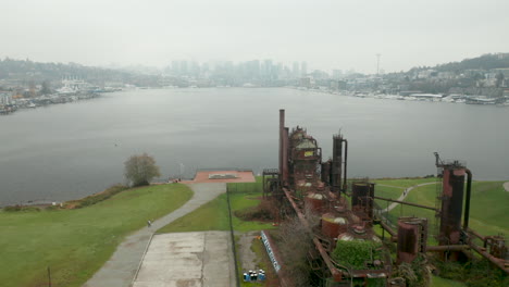 Drone-Aerial-Push-past-Gas-Works-Park-towards-Seattle,-WS-Skyline