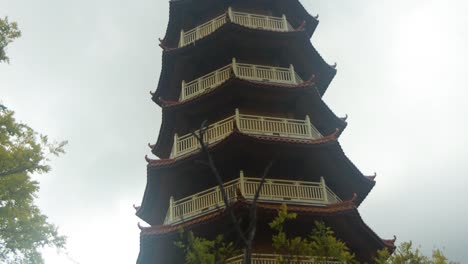 Mirando-Hacia-Arriba-Y-Hacia-Abajo-La-Torre-De-Un-Templo-Budista-Desde-Abajo