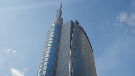 Modernes-Hochhaus-Der-UniCredit-Group-Gegen-Blauen-Himmel-In-Mailand,-Italien