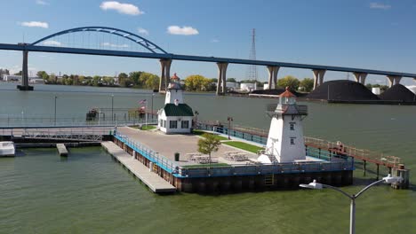 Luftaufnahme-Der-Leo-Frigo-Bogenbrücke-Von-Green-Bay,-Wisconsin,-Tower-Drive-Mit-Zwei-Leuchttürmen