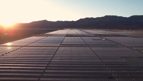 Luftaufnahme-Einer-Großen-Solaranlage-Bei-Sonnenuntergang,-Drohnenaufnahme